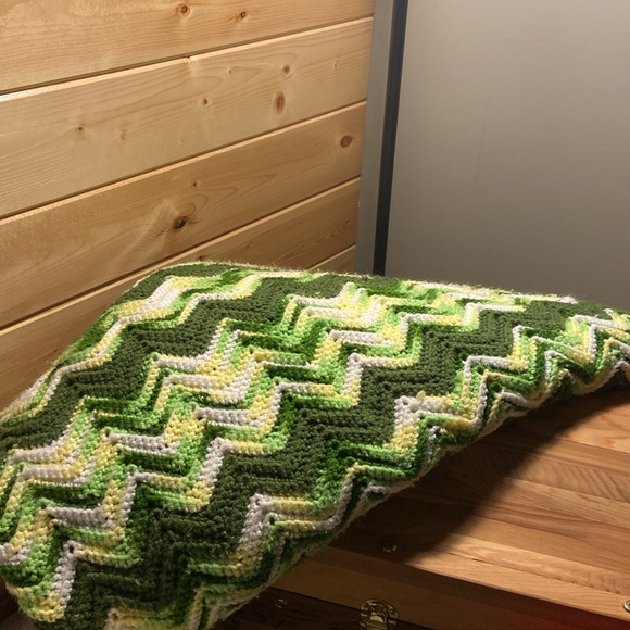 Vintage chevron green/white/yellow crochet blanket - Picture 2 of 2
